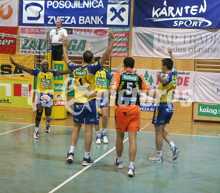 Volleyball Bundesliga. SK Aich/Dob gegen Hypo VBK Klagenfurt. Jubel bei SK Aich/Dob. Bleiburg, am 12.11.2005.
---
pressefotos, pressefotografie, kuess, qs, qspictures, sport, bild, bilder, bilddatenbank