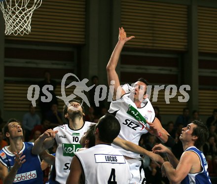 Basketball Bundesliga. Woerthersee Piraten gegen Oberwart Gunners. Samuel Knabl, Andreas Helmigk.  Klagenfurt, am 23.10.2005.
---
pressefotos, pressefotografie, kuess, qs, qspictures, sport, bild, bilder, bilddatenbank