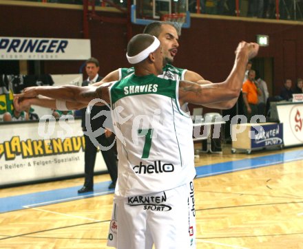 Basketball Bundesliga. W?rthersee Piraten gg. Swans Gmunden.   Anthony Shavies, Joachim Buggelsheim (Piraten). Jubel. Klagenfurt, am 20.10.2006.
---
pressefotos, pressefotografie, kuess, qs, qspictures, sport, bild, bilder, bilddatenbank