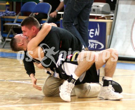 Basketball Bundesliga. W?rthersee Piraten gegen Dukes Klosterneuburg. Jubel Klosterneuburg. Klagenfurt, am 4.2.2007.
Foto: Kuess
---
pressefotos, pressefotografie, kuess, qs, qspictures, sport, bild, bilder, bilddatenbank