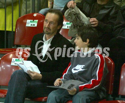 Basketball Bundesliga. W?rthersee Piraten gegen St. P?ltner Haie. Landesrat Schantl mit Sohn. Klagenfurt, am 30.12.2005.
---
pressefotos, pressefotografie, kuess, qs, qspictures, sport, bild, bilder, bilddatenbank
