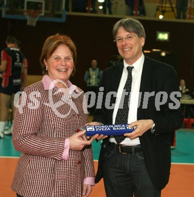 Volleyball Bundesliga. HYPO VBK gegen Hotvolleys. ?bergabe eines Ehrenpreises durch Peter Kaiser. Klagenfurt, am 20.3.2006.
---
pressefotos, pressefotografie, kuess, qs, qspictures, sport, bild, bilder, bilddatenbank