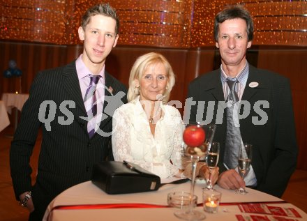 Sportlergala, Velden am 21.12.2006. Ehrung K?rnten Sportler. Schisprung Olympiasieger Martin Koch mit Eltern.
Foto: qspictures/ Kuess
---
pressefotos, pressefotografie, kuess, qs, qspictures, sport, bild, bilder, bilddatenbank