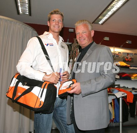 Leichtathletik, Zehnkampf. Roland Schwarzl und Landessportdirektor Reinhard Tellian. Klagenfurt, am 25.3.2005.
---
pressefotos, pressefotografie, kuess, qs, qspictures, sport, bild, bilder, bilddatenbank