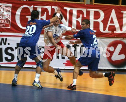 Bernd Friede wird von Shuer Eyal und Pomeranz Chen in die Zange genommen. Handball L?nderspiel ?sterreich gegen Israel. Feldkirchen, am 6.1.2005.
---
pressefotos, pressefotografie, kuess, qs, qspictures, sport, bild, bilder, bilddatenbank