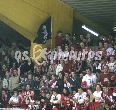 Eishockey Bundesliga. KAC gegen Vienna Capitals. Die Stimmung bei den KAC Fans hat den Tiefpunkt erreicht. Klagenfurt, am 10.4.2005.
---
pressefotos, pressefotografie, kuess, qs, qspictures, sport, bild, bilder, bilddatenbank
