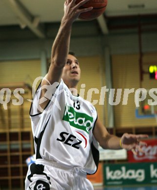 Basketball Bundesliga. Woerthersee Piraten gegen Oberwart Gunners.Andrew Pleick. Klagenfurt, am 23.10.2005.
Foto: Kuess 
---
pressefotos, pressefotografie, kuess, qs, qspictures, sport, bild, bilder, bilddatenbank