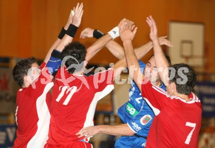 Handball Bundesliga. SC Ferlach gegen SVVW Klagenfurt. Martin Uschnig (Ferlach) Klaus Friede, Goran Bilbija (SVVW).  Ferlach, am 30.9.2006.
---
pressefotos, pressefotografie, kuess, qs, qspictures, sport, bild, bilder, bilddatenbank