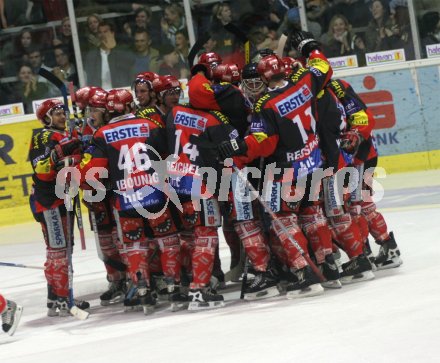 Eishockey Bundesliga. KAC gegen Innsbruck. Jubeltraube um Torh?ter Dan Clouthier, der nach dem gehaltenen Penalty von seinen Teamkollegen beinahe erdr?ckt wurde. Dan Cluthier - irgendwo in der Mitte der Traube. Klagenfurt, am 22.3.2005.
---
pressefotos, pressefotografie, kuess, qs, qspictures, sport, bild, bilder, bilddatenbank