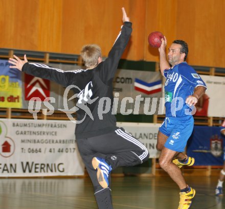 Handball Bundesliga. SC Ferlach gegen SVVW Klagenfurt. Herlmut Gruber (SVVW), Franz Berger(Ferlach). Ferlach, am 30.9.2006.
---
pressefotos, pressefotografie, kuess, qs, qspictures, sport, bild, bilder, bilddatenbank