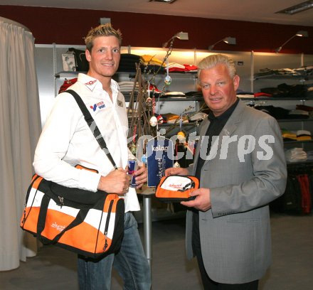 Leichtathletik, Zehnkampf. Roland Schwarzl und Landessportdirektor Reinhard Tellian. Klagenfurt, am 25.3.2005.
---
pressefotos, pressefotografie, kuess, qs, qspictures, sport, bild, bilder, bilddatenbank