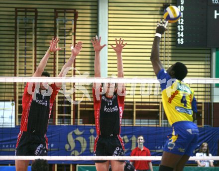 Volleyball Bundesliga. HYPO VBK gegen SK Aich/Dob. Peter Polony, Simon Breuss (HYPO VBK), Vladimir Lastres Martinez (Aich/Dob). Klagenfurt, am 27.2.2006.
---
pressefotos, pressefotografie, kuess, qs, qspictures, sport, bild, bilder, bilddatenbank