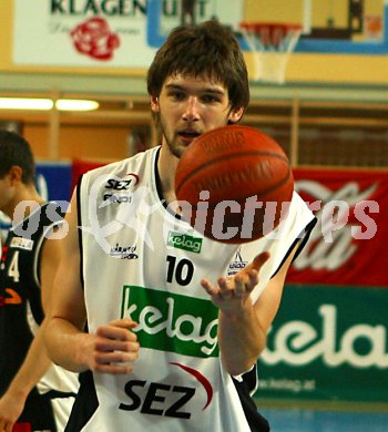 Basketball Bundesliga. W?rthersee Piraten gegen Klosterneuburg. Samuel Knabl. Klagenfurt, am 3.12.2005.
---
pressefotos, pressefotografie, kuess, qs, qspictures, sport, bild, bilder, bilddatenbank