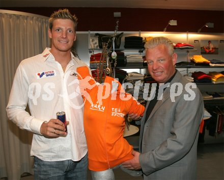 Leichtathletik, Zehnkampf. Roland Schwarzl und Landessportdirektor Reinhard Tellian. Klagenfurt, am 25.3.2005.
---
pressefotos, pressefotografie, kuess, qs, qspictures, sport, bild, bilder, bilddatenbank