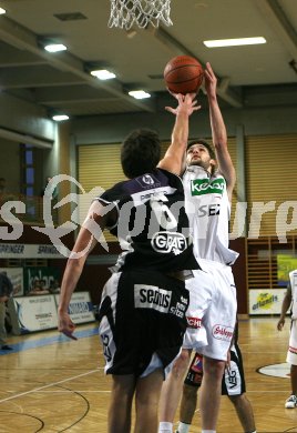 Basketball Bundesliga. W?rthersee Piraten gegen Lions Dornbirn. Samuel Knabl (Piraten) gegen Iwan Djerman (Dornbirn). Klagenfurt, am 12.2.2006.
---
pressefotos, pressefotografie, kuess, qs, qspictures, sport, bild, bilder, bilddatenbank