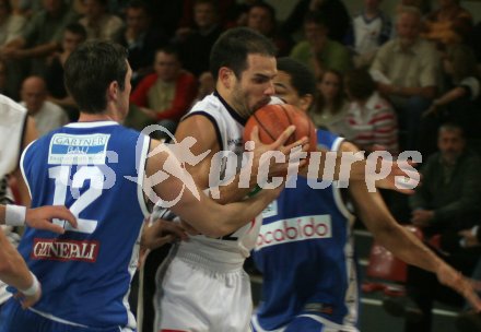 Basketballspiel Piraten gegen Oberwart. Joachim Buggelsheim wird in die Zange genommen. Klagenfurt, am 29.10.2004.
---
pressefotos, pressefotografie, kuess, qs, qspictures, sport, bild, bilder, bilddatenbank