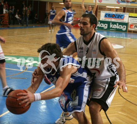 Basketballspiel Piraten gegen Oberwart. Joachim Buggelsheim attackiert David Jandl von hinten. Klagenfurt, am 29.10.2004
---
pressefotos, pressefotografie, kuess, qs, qspictures, sport, bild, bilder, bilddatenbank