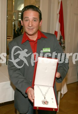 Ehrung der Olympiasieger. Walter Lackner. Klagenfurt, am 29.5.2006.
---
pressefotos, pressefotografie, kuess, qs, qspictures, sport, bild, bilder, bilddatenbank