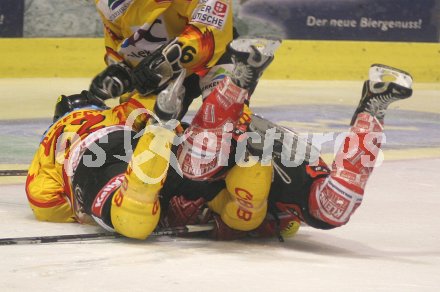 Eishockey Bundesliga. KAC gegen Vienna Capitals. 
Bauchfleck. Klagenfurt, am 31.3.2005. 
---
pressefotos, pressefotografie, kuess, qs, qspictures, sport, bild, bilder, bilddatenbank