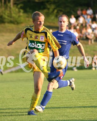 Fu?ball. K?ttmannsdorf gegen FC K?rnten. Daniel Jumic (FCK), Martin Sleik (K?ttmannsdorf). K?ttmannsdorf am 21. Juli 2006.
---
pressefotos, pressefotografie, kuess, qs, qspictures, sport, bild, bilder, bilddatenbank