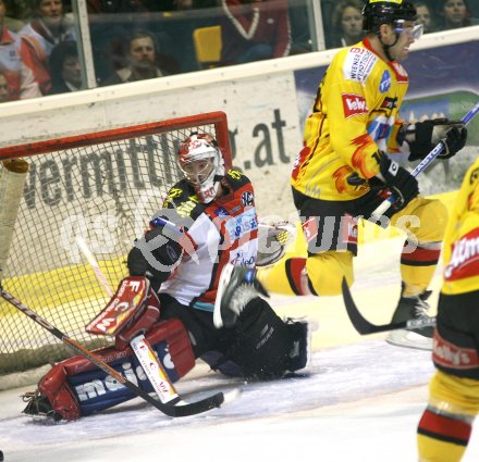 Eishockey Bundesliga. KAC gegen Vienna Capitals. Andrew Verner (KAC), Gavin Morgan (Caps). Klagenfurt, am 27.10.2006.
Foto: Kuess
---
pressefotos, pressefotografie, kuess, qs, qspictures, sport, bild, bilder, bilddatenbank