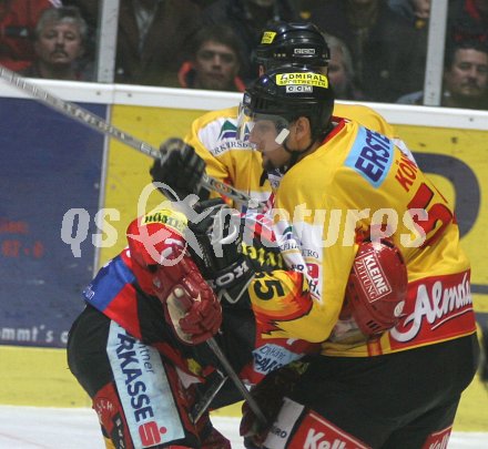 Eishockey Bundesliga. KAC gegen Vienna Capitals.K?nig nimmt Washburn in den Schwitzkasten. Klagenfurt, am 10.4.2005.
---
pressefotos, pressefotografie, kuess, qs, qspictures, sport, bild, bilder, bilddatenbank