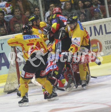 Eishockey Bundesliga. KAC gegen Vienna Capitals. Vor dem Tor der Wiener geht es turbulent zu.. Klagenfurt, am 5.4.2005.
---
pressefotos, pressefotografie, kuess, qs, qspictures, sport, bild, bilder, bilddatenbank