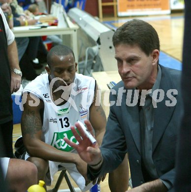 Basketball Bundesliga. W?rthersee Piraten gegen St. P?ltner Haie. Coach William Magarity und Dwayne Byfield (Piraten). Klagenfurt, am 30.12.2005.
Foto: Kuess
---
pressefotos, pressefotografie, kuess, qs, qspictures, sport, bild, bilder, bilddatenbank