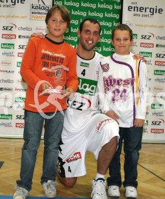 Zum Spieler des Abends wurde Bryan Lucas gew?hlt. Den Pokal verschenkte er an einen jugendlichen Fan. Klagenfurt, am 23.10.2005.
---
pressefotos, pressefotografie, kuess, qs, qspictures, sport, bild, bilder, bilddatenbank