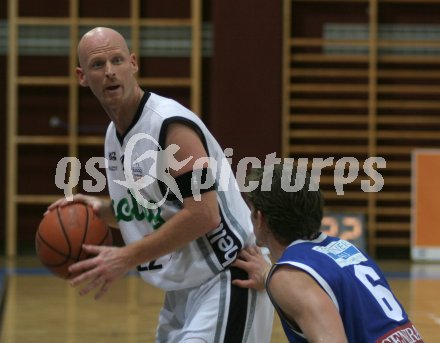 Basketballspiel Piraten gegen Oberwart. Mike Coffin gegen David Jandl. Klagenfurt, am 29.10.2004.
---
pressefotos, pressefotografie, kuess, qs, qspictures, sport, bild, bilder, bilddatenbank
