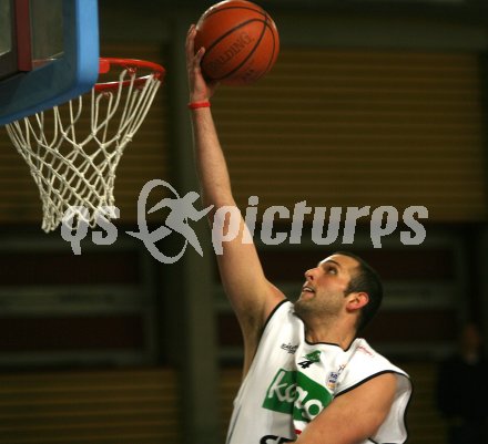 Basketball Bundesliga. W?rtherse Piraten gegen St. P?lten. Bryan Lucas. Klagenfurt, am 26.2.2006.
---
pressefotos, pressefotografie, kuess, qs, qspictures, sport, bild, bilder, bilddatenbank