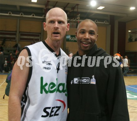 Das Traumduo der W?rthersee Piraten Mike Coffin und der verletzte Thomas Kelley. Klagenfurt, am 29.10.2004.
---
pressefotos, pressefotografie, kuess, qs, qspictures, sport, bild, bilder, bilddatenbank