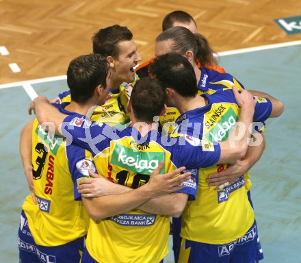 Volleyball Bundesliga. Aich/Dob gegen Salzburg. Jubel Aich/Dob. Bleiburg, am 2.12.2006.
Foto: Kuess
---
pressefotos, pressefotografie, kuess, qs, qspictures, sport, bild, bilder, bilddatenbank