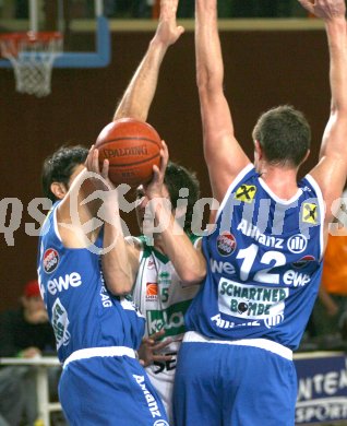 Basketball Bundesliga. W?rthersee Piraten gg. Swans Gmunden. Bojan Barjaktarevic, Matthias Mayer (Gmunden), Selmir Husanovic (Piraten). Klagenfurt, am 20.10.2006.
---
pressefotos, pressefotografie, kuess, qs, qspictures, sport, bild, bilder, bilddatenbank