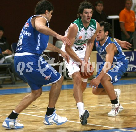 Basketball Bundesliga. W?rthersee Piraten gg. Swans Gmunden. Bojan Barjaktarevic, Florian Sch?ninger (Gmunden), Selmir Husanovic (Piraten). Klagenfurt, am 20.10.2006.
---
pressefotos, pressefotografie, kuess, qs, qspictures, sport, bild, bilder, bilddatenbank