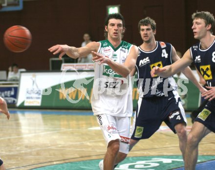 Basketball Bundeslige. W?rthersee Piraten gegen Panthers F?rstenfeld. Selmir Husanovic (Piraten), Christian Kollig, Dawid Przybszewski (F?rstenfeld). Klagenfurt, am 30.12.2006.
Foto: qspictures/Nadja Kuess
---
pressefotos, pressefotografie, kuess, qs, qspictures, sport, bild, bilder, bilddatenbank
