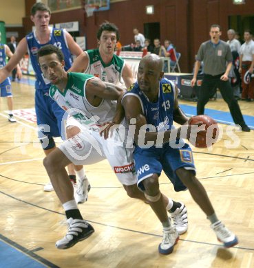 Basketball Bundesliga. W?rthersee Piraten gg. Swans Gmunden. Deteri Mayes (Gmunden), Kris Clarkson, Selmir Husanovic (Piraten). Klagenfurt, am 20.10.2006.
---
pressefotos, pressefotografie, kuess, qs, qspictures, sport, bild, bilder, bilddatenbank