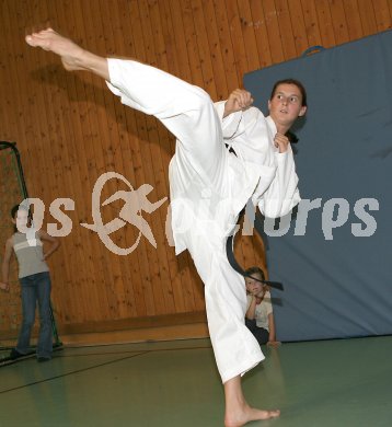 Karate. Sabrina Wrann. Feldkirchen, am 7.7.2005.
---
pressefotos, pressefotografie, kuess, qs, qspictures, sport, bild, bilder, bilddatenbank