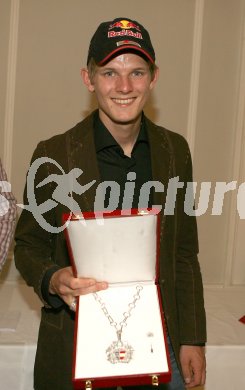 Ehrung der Olympiasieger. Thomas Morgenstern. Klagenfurt, am 29.5.2006.
---
pressefotos, pressefotografie, kuess, qs, qspictures, sport, bild, bilder, bilddatenbank