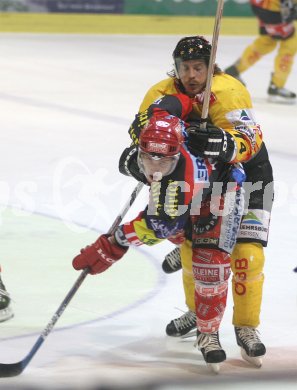 Eishockey Bundesliga. KAC gegen Vienna Capitals. Paarlauf Philippe Horsky und Dieter Kalt. Klagenfurt, am 31.3.2005. 
---
pressefotos, pressefotografie, kuess, qs, qspictures, sport, bild, bilder, bilddatenbank