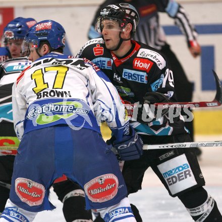 Eishockey Bundesliga. VSV gegen EHC Liwest Linz. Marc Brown (VSV), Gregor Baumgartner (Linz). Villach, am 12.1.2007.
Foto: Kuess 
---
pressefotos, pressefotografie, kuess, qs, qspictures, sport, bild, bilder, bilddatenbank