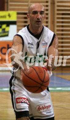 Basketballspiel Piraten gegen Oberwart. Nenad Videka. Klagenfurt, am 29.10.2004.
---
pressefotos, pressefotografie, kuess, qs, qspictures, sport, bild, bilder, bilddatenbank