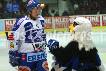 Eishockey Bundesliga. VSV gegen KAC. Roland Kaspitz und Maskottchen Villi. Villach, am 15.1.2006.
---
pressefotos, pressefotografie, kuess, qs, qspictures, sport, bild, bilder, bilddatenbank