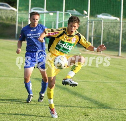 Fussball. Koettmannsdorf gegen FC Kaernten. Sandro Zakany (FCK) gegen Martin Poeck.
Koettmannsdorf am 21. Juli 2006.
---
pressefotos, pressefotografie, kuess, qs, qspictures, sport, bild, bilder, bilddatenbank