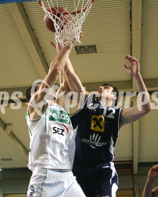 Basketball Bundesliga. W?rthersee Piraten gegen Panthers F?rstenfeld. Samo Grum (Piraten), Milan Stegnajiac (F?rstenfeld). Klagenfurt, am 30.12.2006.
Foto: qspictures/Kuess
---
pressefotos, pressefotografie, kuess, qs, qspictures, sport, bild, bilder, bilddatenbank