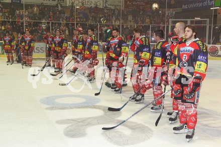Eishockey Bundesliga. KAC gegen Vienna Capitals. Die Mannschaft des KAC verabschiedet sich von den Fans. Klagenfurt, am 10.4.2005.
---
pressefotos, pressefotografie, kuess, qs, qspictures, sport, bild, bilder, bilddatenbank