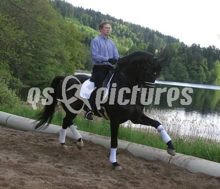 Reiten, Dressurreiten. Nikolaus Niki Erdmann. Hallegg, am 9.5.2005.
---
pressefotos, pressefotografie, kuess, qs, qspictures, sport, bild, bilder, bilddatenbank