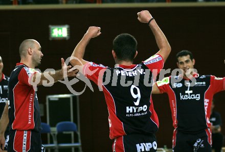 Volleyball Bundesliga. Hypo VBK. Marian Vavrek,Peter Vanik und Fernando Morales jubeln. Klagenfurt, am 1.10.2005.
---
pressefotos, pressefotografie, kuess, qs, qspictures, sport, bild, bilder, bilddatenbank