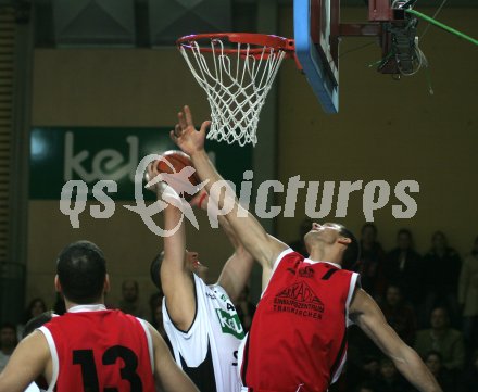 Basketball Bundesliga. W?rthersee Piraten gegen Lions Arkadia Traiskirchen. Bryan Lucas (Piraten) gegen Davor Lamesic (Traiskirchen). Klagenfurt, am 16.1.2006.
---
pressefotos, pressefotografie, kuess, qs, qspictures, sport, bild, bilder, bilddatenbank