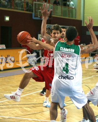 Basketball Bundesliga. W?rthersee Piraten gegen Wels. Kris Clarkson (Piraten), A. Woschank (Wels). KLagenfurt, am 12.11.2006.
Foto: Kuess
---
pressefotos, pressefotografie, kuess, qs, qspictures, sport, bild, bilder, bilddatenbank